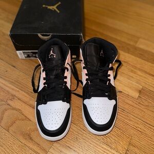 Men Jordan 1 Mid, size 8.5 , Color: White/Arctic Orange-Black,